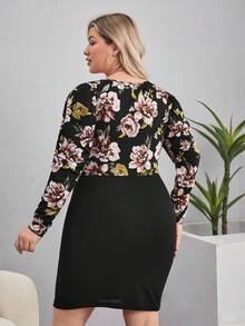 SHEIN Privé Hơn In hoa Surplice cổ Nút giả Váy bodycon - màu đen - Xem 2