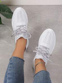 時尚和舒服的繫帶運動鞋適用於休閒穿戴