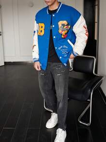 Manfinity Roghcode Abrigo acolchado de estilo universitario con bloqueo de color, gráfico con lema y ribete a rayas de corte holgado para hombre