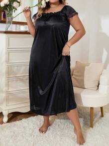 LuxeNights Plus pyjamasnattlinne med kontrasterande spetskant och knytband framtill, Moo Moo - Svart - Visa 4