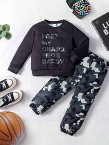 SHEIN Chico joven con estampado de slogan Sudadera & con estampado de camuflaje Pantalones deportivos - Negro - Ver 1