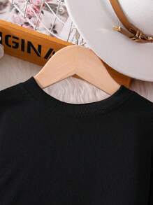 SHEIN Tween Girl Tricou solid și pantaloni din piele PU fără centură