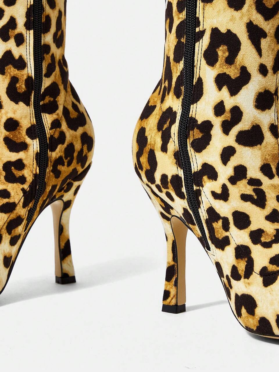 1 Pair Of Fashionable Boots