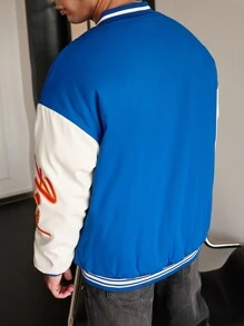 Manfinity Roghcode Abrigo acolchado de estilo universitario con bloqueo de color, gráfico con lema y ribete a rayas de corte holgado para hombre