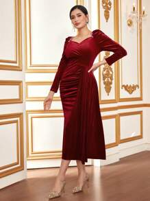 Modelyn Váy nhung xếp ly cổ tay bồng màu đỏ tía - Màu Đỏ Sâu - Xem 4