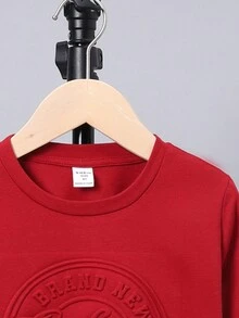 SHEIN Chàng trai trẻ Thư dập nổi Áo thun - Màu Đỏ Sâu - Xem 5