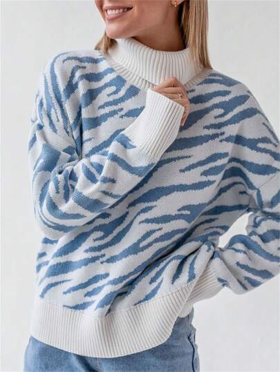 Maglione a righe zebra dolcevita spalle cadenti