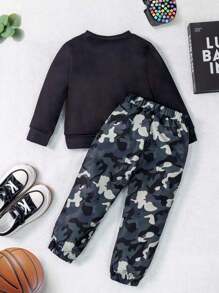 SHEIN Chico joven con estampado de slogan Sudadera & con estampado de camuflaje Pantalones deportivos - Negro - Ver 2