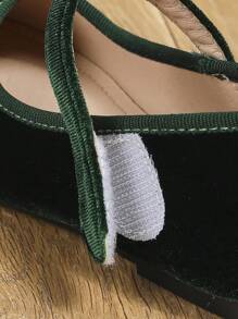 秋冬少女韩版低帮圆头休闲平底鞋，复古绿丝绒芭蕾舞鞋，适合校园和舞台表演