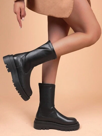 2025 2024 秋冬新款女式一脚蹬踝靴厚底细筒靴，搭配黑色裙子