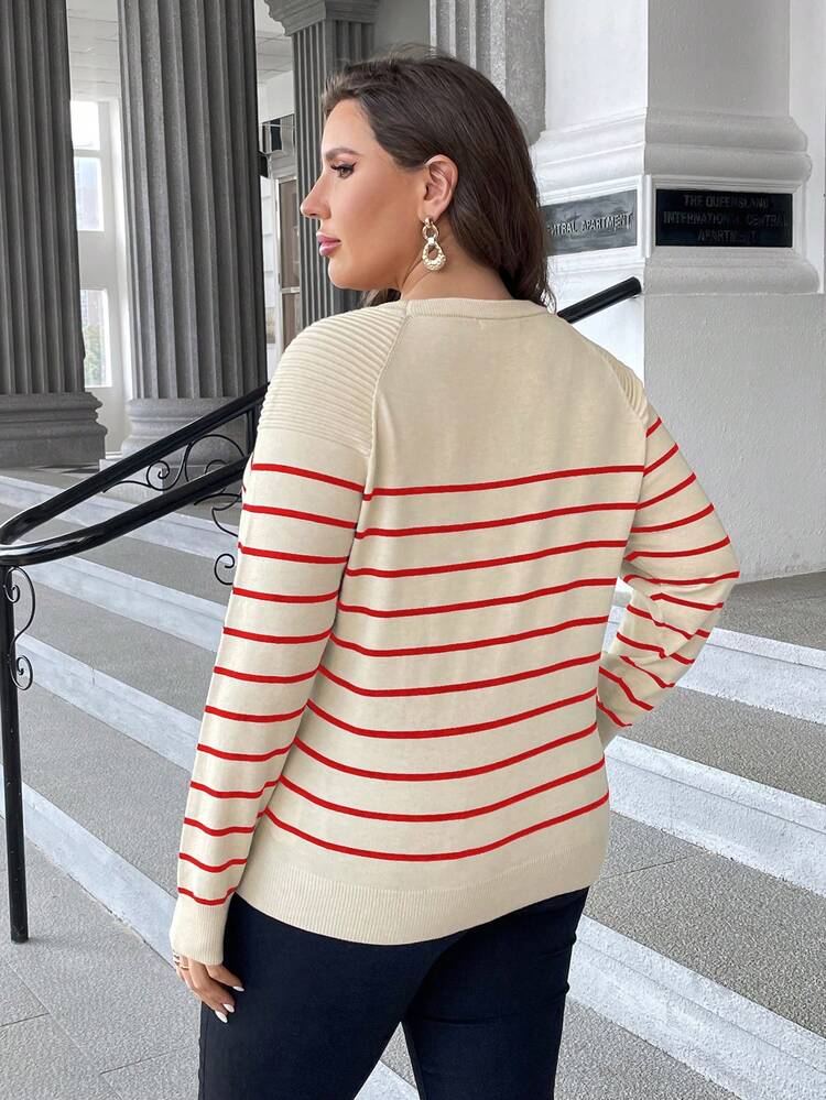 SHEIN Essnce 大碼條紋圖案紐扣細節插肩袖套頭毛衣 - 紅色 - 查看 2