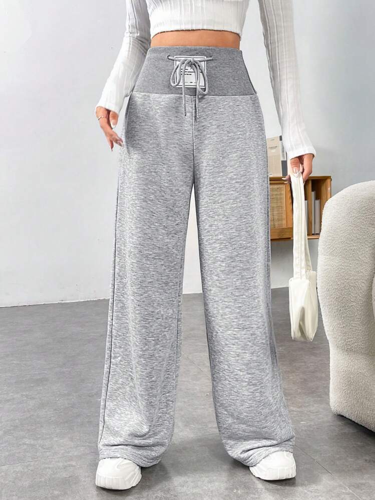 SHEIN EZwear Calça de Moletom Cinza com Cordão na Cintura e Perna Larga com Remendo de Letra de Verão - Cinza - Visão 4
