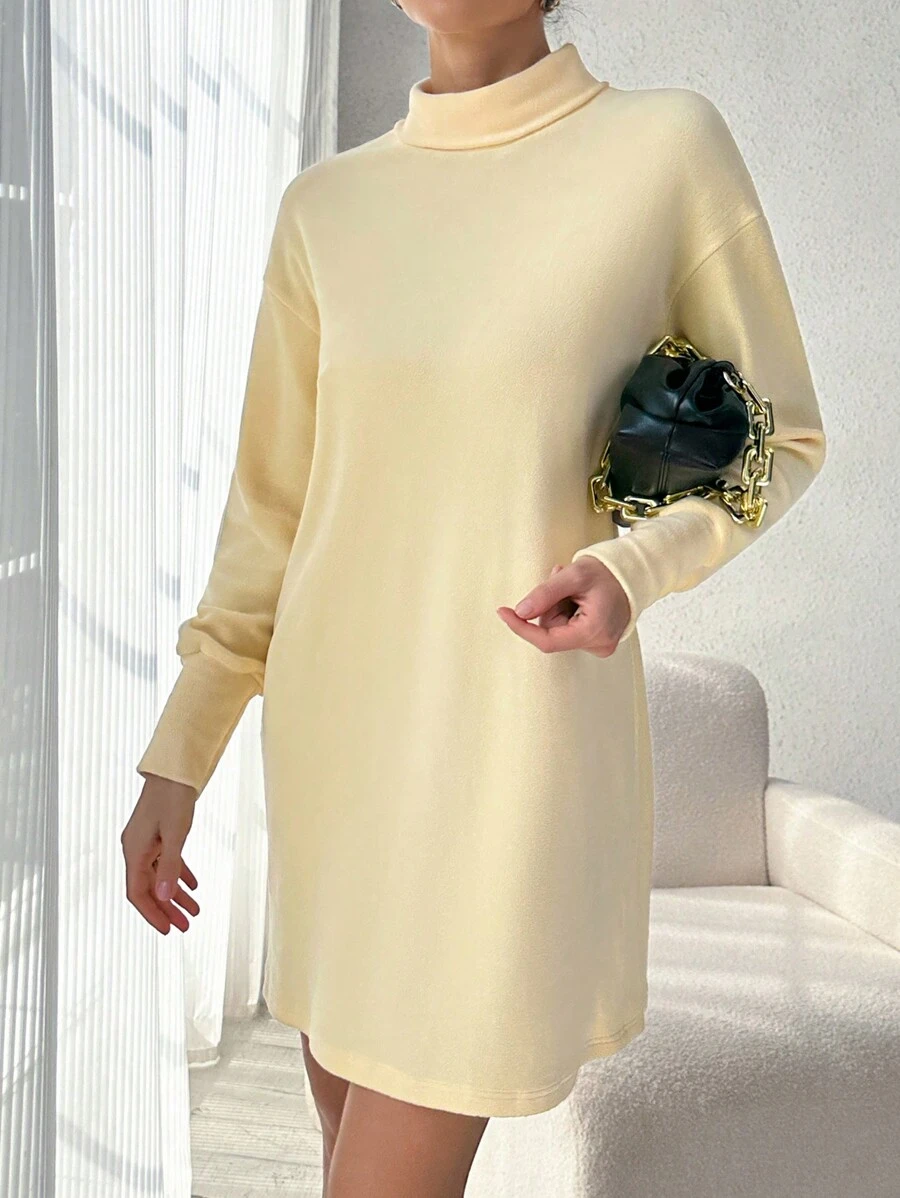 SHEIN Essnce Vestido estilo camiseta de hombros caídos de cuello alto - Beis - Ver 1