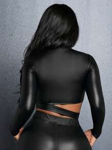 Slaydiva Camiseta corta de cuello alto con recortes de piel sintética - Negro - Ver 2