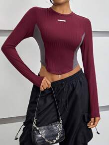 SHEIN EZwear 撞色字母補丁細節弧形下擺短款T恤 - 酒紅色 - 查看 1