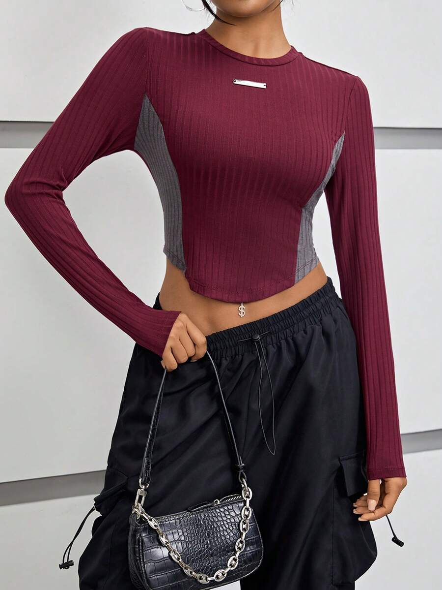 SHEIN EZwear 撞色字母補丁細節弧形下擺短款T恤 - 酒紅色 - 查看 1