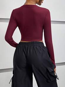 SHEIN EZwear 撞色字母補丁細節弧形下擺短款T恤 - 酒紅色 - 查看 2