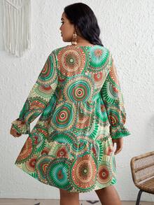 SHEIN VCAY Talla grande Vestido con estampado de mándala de manga con volante bajo con fruncido sin cinturón - Multicolor - Ver 4