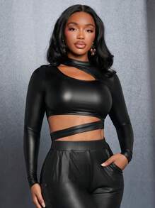 Slaydiva Camiseta corta de cuello alto con recortes de piel sintética - Negro - Ver 5