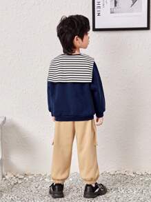 SHEIN 2 件套小男孩字母印花圆领运动衫，带口袋和条纹罗纹饰边，保暖内衬裤子套装，加厚 - 藏蓝色 - 查看 2