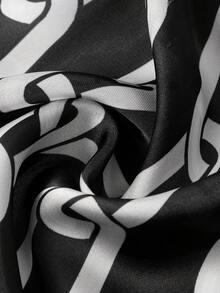 BizChic 鏈條圖案時尚百搭方形圍巾 - 黑色 - 查看 7