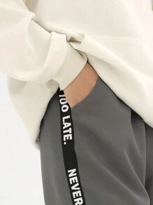 SHEIN Chico preadolescente Pantalones cargo con cinta con letra con bolsillo lateral con solapa de rayas