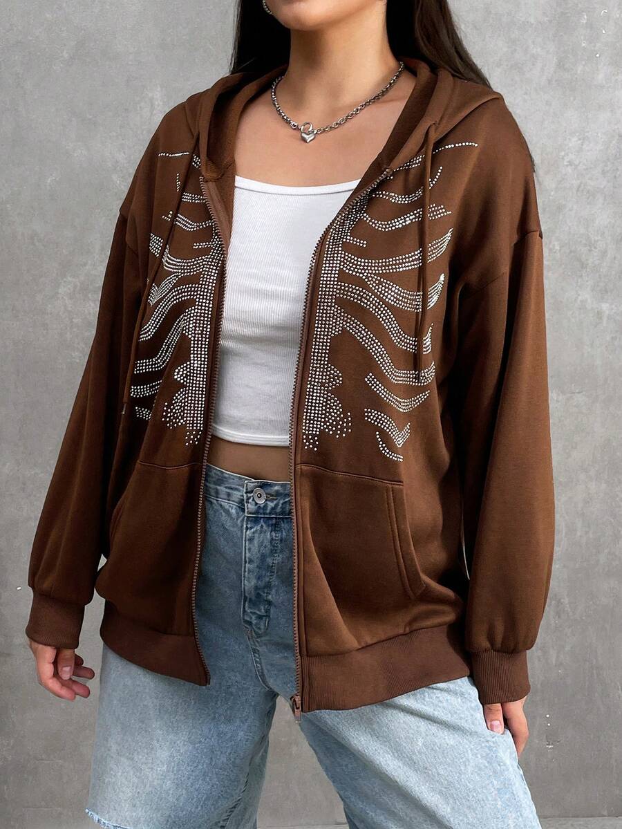 SHEIN EZwear 加大码水钻骷髅图案落肩抽绳卫衣 - 摩卡棕 - 查看 1