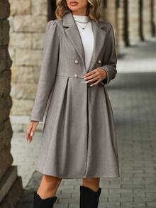 女款雙排扣呢子外套,淺色翻領設計