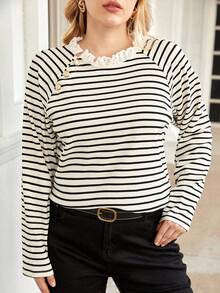 SHEIN Franclia Hơn In sọc Nếp uốn Ren Cái cổ Chi tiết Nút Tay Raglan Áo thun - Đen và trắng - Xem 6