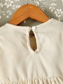 SHEIN Bebé niña Vestido con bordado floral ribete con fruncido de espalda con abertura de ojo - Albaricoque - Ver 7