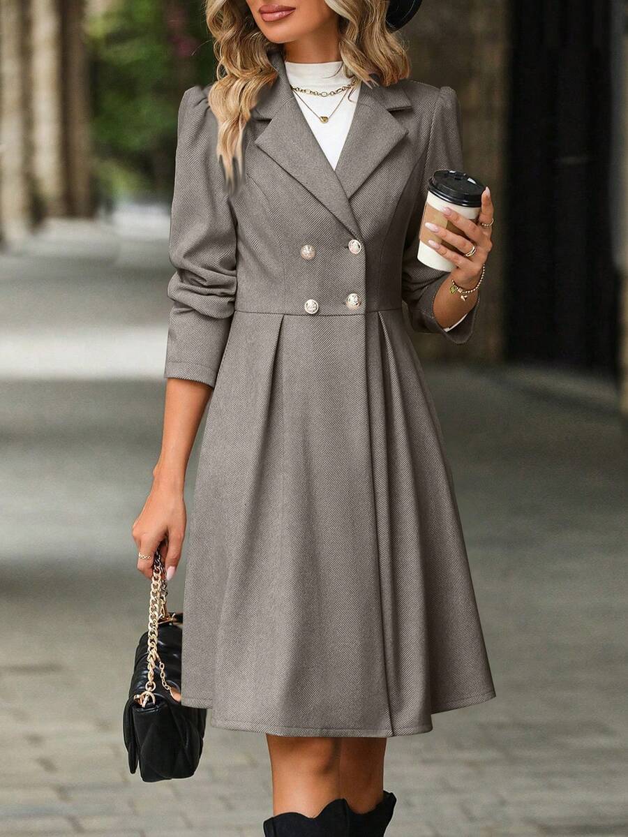 女款雙排扣呢子外套,淺色翻領設計