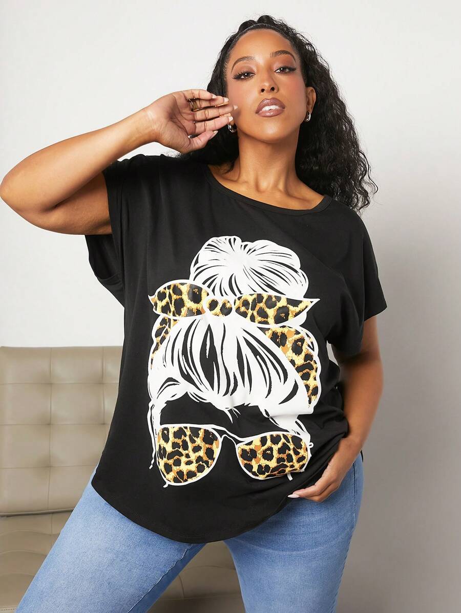 SHEIN CURVE+ 大碼豹紋&人像圖案蝙蝠袖T恤 - 黑色 - 查看 1