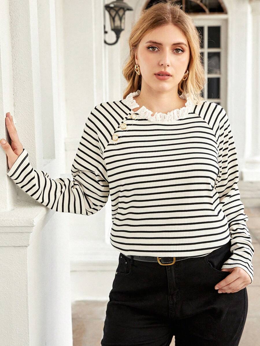 SHEIN Franclia Hơn In sọc Nếp uốn Ren Cái cổ Chi tiết Nút Tay Raglan Áo thun - Đen và trắng - Xem 1