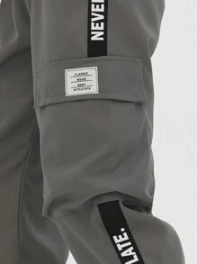 SHEIN Chico preadolescente Pantalones cargo con cinta con letra con bolsillo lateral con solapa de rayas