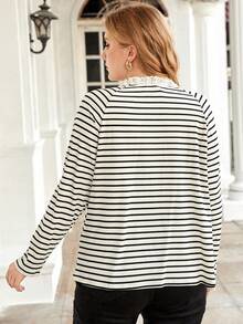 SHEIN Franclia Hơn In sọc Nếp uốn Ren Cái cổ Chi tiết Nút Tay Raglan Áo thun - Đen và trắng - Xem 2