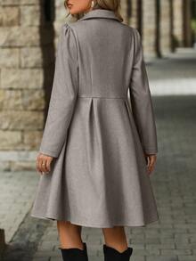 女款雙排扣呢子外套,淺色翻領設計