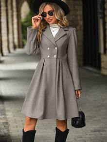 女款雙排扣呢子外套,淺色翻領設計