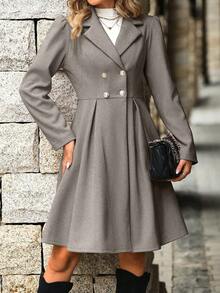 女款雙排扣呢子外套,淺色翻領設計