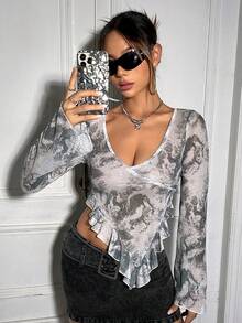 SHEIN ICON Grafiska Tryck Svallande Ärm Asymmetrisk Nederkant med volanger Nät Topp - Svart och Vitt - Visa 3