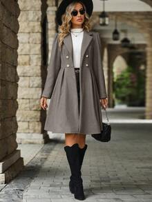 女款雙排扣呢子外套,淺色翻領設計