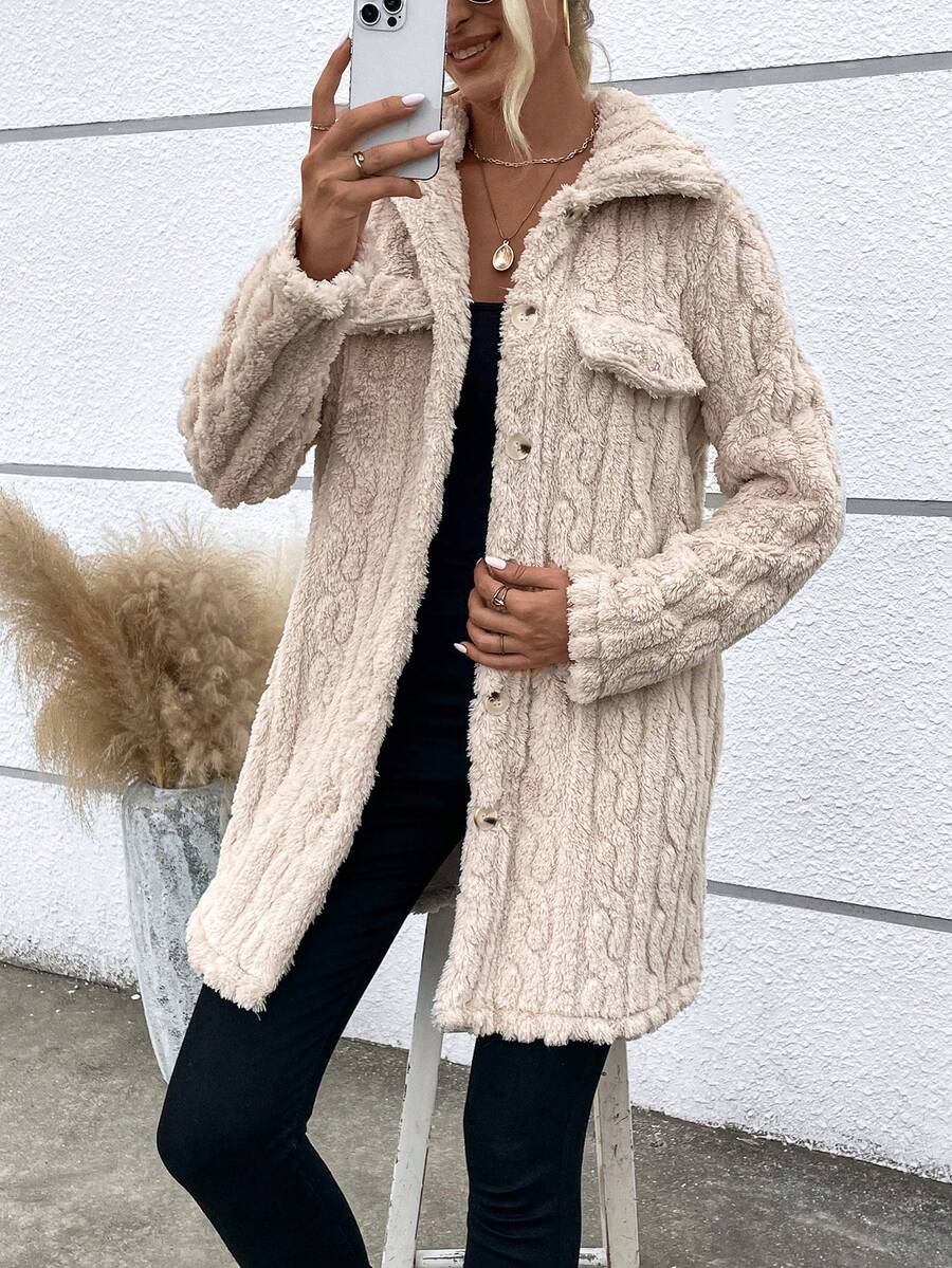 SHEIN LUNE Chi tiết về Flap 	
Fuzzy áo - Màu be - Xem 1