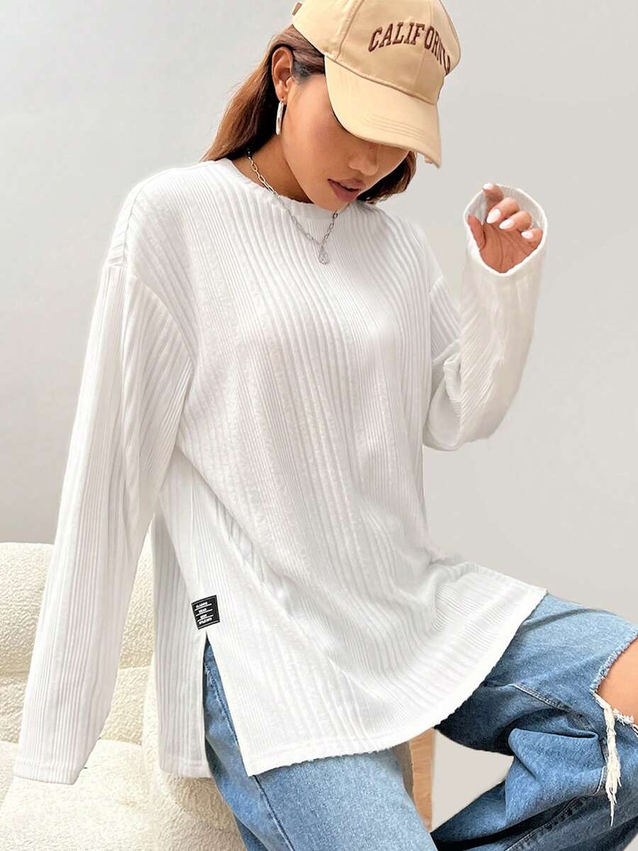 SHEIN EZwear Camiseta De Hombro Caído Con Parche De Letras Y Dobladillo Dividido - Blanco - Ver 1