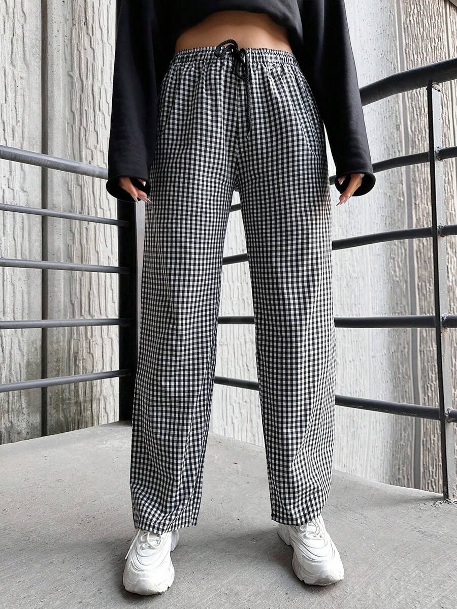 RueChic 大碼格子圖案斜口袋長褲 - 黑與白 - 查看 1