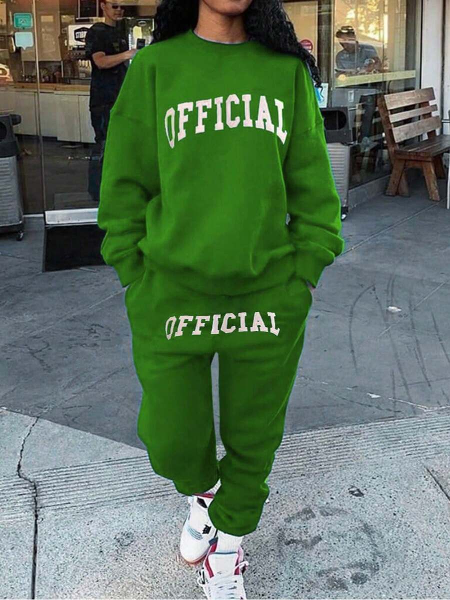 LovelyWholesale Bộ áo nỉ dài tay hở vai cổ tròn in chữ và quần dài giản dị cho nữ vào mùa thu đông - màu xanh lá - Xem 1