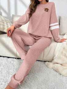 Conjunto de pantalón y top de caída de hombros con estampado de rayas y bordado de oso para usar en casa