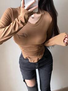 Dazy Star Camiseta crop con estampado de letra fruncido bajo curvo - Café integral - Ver 7