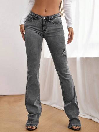 Einfarbige Jeans mit Riss und ausgestelltem Beinschnitt