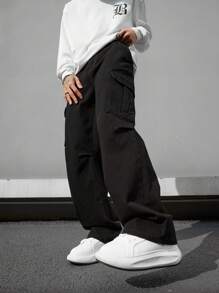 Manfinity Hypemode Pantaloni cargo neri lunghi, lavati e svasati con tasche a pattina laterali per uomo, adatti per uscire con gli amici e per l'abbigliamento da strada