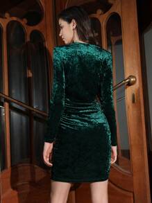 Zolique Vestido ajustado de cuello profundo fruncido de terciopelo