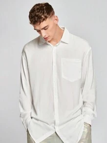 Manfinity RebelGame 大尺碼男士純色襯衫,設有貼袋 - 白色 - 查看 1